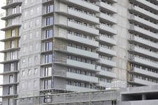 <h2 class="MsoNormal">Nowe wsparcie kredytobiorc&oacute;w w 2024 r. Dopłaty do mieszkań</h2>
<p class="MsoNormal">W związku z wyczerpaniem ustawowego łącznego limitu na 2023 i 2024 rok na dopłaty do bezpiecznego kredytu 2%, Ministerstwo Rozwoju i Technologii prowadzi intensywne prace nad nową formułą wsparcia kredytobiorc&oacute;w.</p>
<p class="MsoNormal">- Naszym celem jest to, by nowy instrument był z jednej strony bardziej atrakcyjny dla os&oacute;b o niższych dochodach i większych rodzin, z drugiej, by ograniczał jego nadużywanie przez osoby, kt&oacute;rych wysokie zarobki pozwalają na uzyskanie kredytu w zwykłej ofercie rynkowej. Istotnym założeniem jest także mniejsza presja na rynek mieszkaniowy i związany z tym wpływ na wzrost cen oraz precyzyjnie adresowana pomoc państwa &ndash; informuje Ministerstwo Rozwoju i Technologii.</p>