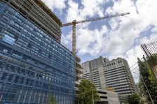 <h2 class="MsoNormal">Bank Gospodarstwa Krajowego poinformował o wstrzymaniu przyjmowania wniosk&oacute;w</h2>
<p class="MsoNormal">- Z zarejestrowanych w systemie ewidencji dopłat wniosk&oacute;w o udzielenie Bezpiecznego kredytu 2% wynika, że osiągnięte zostały ustawowe progi limit&oacute;w dopłat (90 proc. dla roku 2024 i 75 proc. dla kolejnych lat). Dlatego 1 stycznia 2024 r. opublikujemy w Biuletynie Informacji Publicznej BGK komunikat o wstrzymaniu przyjmowania wniosk&oacute;w przez banki kredytujące od dnia następnego (2 stycznia 2024 r.) &ndash; informuje BGK</p>