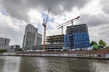 <h2 class="MsoNormal">Nowy program mieszkaniowy w 2024 roku. Preferencyjny kredyt</h2>
<p class="MsoNormal">Rząd zabezpieczył w projekcie budżetu na 2024 r. środki na pomoc Polakom w kupnie pierwszego mieszkania lub domu. Bezpieczny kredyt 2% w obecnej formule, zostanie zastąpiony inną, korzystną dla kredytobiorc&oacute;w ofertą.</p>