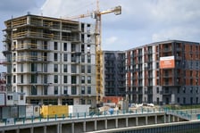 <h2>Mieszkanie na start &ndash; dla kogo? Najważniejsze założenia i informacje</h2>
<p>W budżecie państwa na program Mieszkanie na start przewidziano 500 mln zł w tym roku i ma on ruszyć od połowy tego roku. Resort szacuje, że w tym roku uda udzielić 50 tys. kredyt&oacute;w.</p>
<p>Co ważne, podobnie jak przy programie Bezpieczny Kredy 2 proc., będzie ograniczona pula środk&oacute;w &ndash; czyli kto pierwszy ten lepszy.</p>