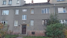 <h3>Ulica Blacharska 14/4, Grabiszyn, Fabryczna. Cena: 450.000 zł</h3>
<p>Lokal składa się z dw&oacute;ch pokoi, kuchni, łazienki z wc, pomieszczenia pomocniczego i przedpokoju. Na II kondygnacji (I piętro).</p>
<ul>
<li>Powierzchnia lokalu: 48,82 m&sup2;</li>
<li>Cena wywoławcza: 450.000 zł</li>
</ul>