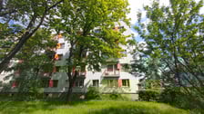 <h3>Ulica Braniborska 19/11, Stare Miasto. Cena: 402 000 zł</h3>
<ul>
<li>Powierzchnia lokalu: 31,87 mkw.</li>
</ul>
<p>Lokal składa się z dw&oacute;ch pokoi, przedpokoju, kuchni, łazienki z wc. Położony na IV kondygnacji (III piętro). Cena wywoławcza: 402 000 zł.</p>