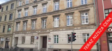 <h3>Ulica Tadeusza Kościuszki 31/7, Stare Miasto. Cena: 488.000 zł</h3>
<p>Lokal składa się z dw&oacute;ch pokoi, kuchni, łazienki, przedpokoju oraz przynależnej kom&oacute;rki w piwnicy, dostępnej z części wsp&oacute;lnych budynku. Na IV kondygnacji (III piętro).</p>
<ul>
<li>Powierzchnia lokalu: 55,65 m&sup2;</li>
<li>Cena wywoławcza: 488.000 zł</li>
</ul>