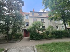 <h3>Ulica Monte Cassino 61/7, Sępolno, Śr&oacute;dmieście. Cena: 645.000 zł</h3>
<p>Lokal mieszkalny składa się z dw&oacute;ch pokoi, kuchni, łazienki, wc i przedpokoju. Położony na III kondygnacji (II piętro).</p>
<ul>
<li>Powierzchnia lokalu: 68,58 m&sup2;</li>
<li>Cena wywoławcza: 645.000 zł</li>
</ul>
