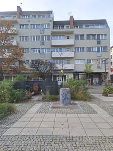 <h3>Plac Nowy Targ 14/2, Stare Miasto. Cena: 600.000 zł</h3>
<p>Lokal składa się z trzech pokoi, w tym jednego z aneksem kuchennym, łazienki i wc. Położony na II kondygnacji (I piętro).</p>
<ul>
<li>Powierzchnia lokalu: 43,34 m&sup2;</li>
<li>Cena wywoławcza: 600.000 zł</li>
</ul>