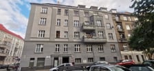 <h3>Ulica Wapienna 22/10, Południe, Krzyki. Cena: 865.000 zł</h3>
<p>Lokal składa się z czterech pokoi, kuchni, łazienki z wc, spiżarni i przedpokoju. Położony na III kondygnacji (II piętro). Wysokość lokalu 320 cm.</p>
<ul>
<li>Powierzchnia lokalu: 104,94 m&sup2;</li>
<li>Cena wywoławcza: 865.000 zł</li>
</ul>