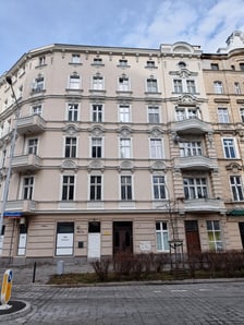 <h3>Ulica Michała Wrocławczyka 40/6, plac Grunwaldzki, Śr&oacute;dmieście. Cena: 1 166 000 zł</h3>
<ul>
<li>Powierzchnia lokalu: 132,22 mkw.</li>
</ul>
<p>Lokal składa się z czterech pokoi, trzech przedpokoi, kuchni oraz łazienki z wc. Położony na III kondygnacji (II piętro). Cena wywoławcza: 1 166 000 zł.</p>