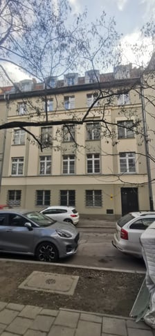 <h2>Ulica Krakusa 6/1, Południe. Cena: 775.000 zł</h2>
<p>Lokal składa się z dw&oacute;ch pokoi, kuchni, łazienki z wc, spiżarni i dw&oacute;ch przedpokoi. Lokal położony na I kondygnacji (parter).</p>
<p>&nbsp;</p>
<ul>
<li>Powierzchnia lokalu: 83,65 m&sup2;</li>
<li>Cena wywoławcza: 775.000 zł</li>
</ul>