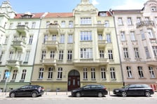 <h3>Ulica Cypriana Kamila Norwida 13/6, 6a, 6b, Plac Grunwaldzki, Śr&oacute;dmieście. Cena: 1.690.000 zł</h3>
<ul>
<li>Powierzchnia lokalu: 221,91 mkw.</li>
</ul>
<p>Lokal składa się z pięciu pokoi, trzech przedpokoi, kuchni, dw&oacute;ch łazienek, wc, pomieszczenia pomocniczego i garderoby. Wysokość lokalu h= 352 cm. Położony na III kondygnacji (II piętro). <span style="font-weight: bold;"><strong>Cena wywoławcza: 1.690.000 zł</strong></span></p>