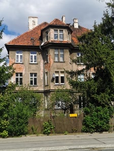 <h2>Ulica Osobowicka 131/3-3a, Osobowice. Cena: 1.150.000 zł</h2>
<p>Lokal składa się z pięciu pokoi, dw&oacute;ch kuchni, dw&oacute;ch łazienek z wc, dw&oacute;ch pomieszczeń pomocniczych i przedpokoju. Wysokość lokalu 325 cm. Lokal położony na II kondygnacji (I piętro).</p>
<p>&nbsp;</p>
<ul>
<li>Powierzchnia lokalu: 167,64 m&sup2;</li>
<li>Cena wywoławcza: 1.150.000 zł</li>
</ul>