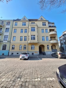 <h3>Wybrzeże Ludwika Pasteura 9/4, plac Grunwaldzki, Śr&oacute;dmieście. Cena: 1 450 000 zł</h3>
<ul>
<li>Powierzchnia lokalu: 156,17 mkw.</li>
</ul>
<p>Lokal składa się z pięciu pokoi, dw&oacute;ch kuchni, dw&oacute;ch łazienek z wc, dw&oacute;ch przedpokoi i pomieszczenia pomocniczego. Cena wywoławcza: 1 450 000 zł.</p>