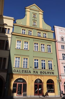 <h2>Plac Solny 11/2, Stare Miasto. Cena: 560.000 zł</h2>
<p>Lokal mieszkalny położony na I piętrze pięknej kamienicy w jednej z najbardziej prestiżowych i rozpoznawalnych lokalizacji Wrocławia &ndash; przy placu Solnym. Mieszkanie składa się z przestronnego pokoju, garderoby, oddzielnej kuchni, łazienki z wc oraz przedpokoju, co zapewnia funkcjonalny układ pomieszczeń i daje szerokie możliwości aranżacyjne.</p>
<p>&nbsp;</p>
<ul>
<li>Powierzchnia lokalu: 43,61 m&sup2;</li>
<li>Cena wywoławcza: 560.000 zł</li>
</ul>