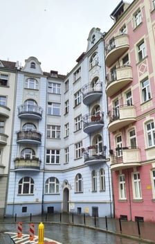 <h3>Plac Zgody 11/35, Południe, Krzyki. Cena: 682 000 zł</h3>
<ul>
<li>Powierzchnia lokalu: 85,24 mkw.</li>
</ul>
<p>Lokal składa się z czterech pokoi, kuchni, łazienki z wc, garderoby i dw&oacute;ch przedpokoi. Wysokość 2,80 m. Położony na VI kondygnacji (V piętro). Cena wywoławcza: 682 000 zł</p>