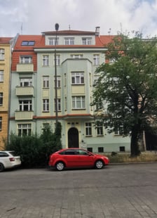 <h3>Ulica Przestrzenna 42/9, Południe, Krzyki. Cena: 710.000 zł</h3>
<ul>
<li>Powierzchnia lokalu: 88,68 mkw.</li>
</ul>
<p>Lokal składa się z trzech pokoi, kuchni, łazienki z wc i przedpokoju. Położony na IV kondygnacji (III piętro). <span style="font-weight: bold;"><strong>Cena wywoławcza: 710.000 zł.</strong></span></p>