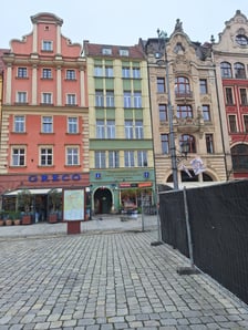 <h3>Rynek 14/5, Stare Miasto. Cena: 950.000 zł</h3>
<p>Lokal mieszkalny składa się z dw&oacute;ch ustawnych pokoi, oddzielnej kuchni, łazienki z WC, garderoby oraz przedpokoju. Układ pomieszczeń został zaprojektowany w spos&oacute;b praktyczny, umożliwiający wygodne codzienne użytkowanie oraz swobodną aranżację przestrzeni zgodnie z indywidualnymi potrzebami. Dodatkowym atutem nieruchomości jest przynależna kom&oacute;rka piwniczna, dostępna z części wsp&oacute;lnych budynku.</p>
<ul>
<li>Powierzchnia lokalu: 70,99 m&sup2;</li>
<li>Cena wywoławcza: 950.000 zł</li>
</ul>