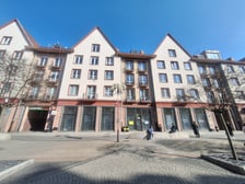 <h3>Ulica Świdnicka 4/7, Stare Miasto. Cena: 710.000 zł</h3>
<ul>
<li>Powierzchnia lokalu 55,41 mkw.</li>
</ul>
<p>Lokal składa się z dw&oacute;ch pokoi, kuchni, łazienki, garderoby, wc i przedpokoju. <span style="font-weight: bold;"><strong>Cena wywoławcza: 710.000 zł.</strong></span></p>