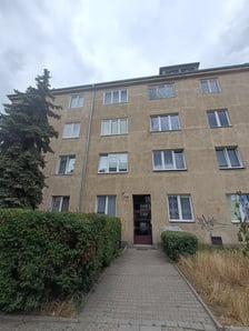 <h3>Ulica Grunwaldzka 60/9, plac Grunwaldzki, Śr&oacute;dmieście. Cena: 843 000 zł</h3>
<ul>
<li>Powierzchnia lokalu: 92,61 mkw.</li>
</ul>
<p>Lokal składa się z trzech pokoi, kuchni, łazienki z wc i przedpokoju. Wysokość 303 cm. Położony na IV kondygnacji (III piętro). Cena wywoławcza: 843 000 zł.</p>