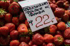 <p>Cena polskich truskawek na stoisku w Hali Targowej</p>