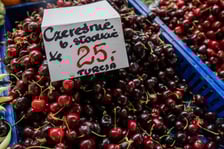 <p>Cena czereśni z Turcji na stoisku w Hali Targowej</p>