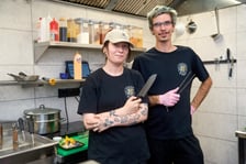 <p>Kucharze Vegan AF Ramen przy ul. Oławskiej</p>
