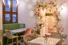 Wnętrze kawiarnia Gran Gusto wypełnione kwiatami