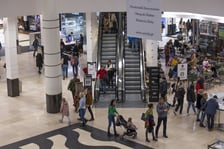 Kobiety, mężczyźni, dzieci w centrach handlowych. Niedziela handlowa 2025. Kiedy wypadają niedziele handlowe w 2025 roku?