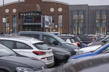 Kobiety, mężczyźni, dzieci w centrach handlowych. Niedziela handlowa 2025. Kiedy wypadają niedziele handlowe w 2025 roku?