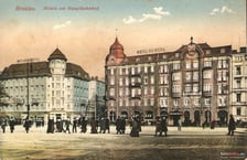 Lata 1910-1914. Po lewej Hotel Kronprinz (obecnie hotel Piast), po prawej Hotel Du Nord (hotel Grand), pomiędzy nimi obecna ul. Kołłątaja. Zdjęcie zrobiono sprzed Dworca Głównego