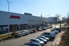 Luty 2025 r. Nowe lokale usługowe, hala sportowa, większy parking i instalacja fotowoltaiczna – Centrum Handlowe Astra na Gądowie właśnie kończy kilkuletni remont.
