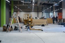 Luty 2025 r. Nowe lokale usługowe, hala sportowa, większy parking i instalacja fotowoltaiczna – Centrum Handlowe Astra na Gądowie właśnie kończy kilkuletni remont.