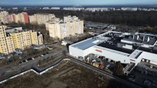 Luty 2025 r. Nowe lokale usługowe, hala sportowa, większy parking i instalacja fotowoltaiczna – Centrum Handlowe Astra na Gądowie właśnie kończy kilkuletni remont.
