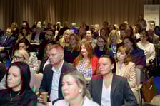 Uczestnicy  konferencji „Mix pokoleń = max wyników. Pokolenie Z i 50+ na rynku pracy”