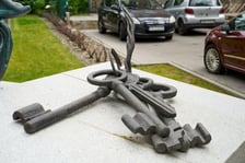 Zagospodarowany przez dewelopera teren z instalacją Pamięć