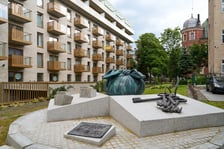 Zagospodarowany przez dewelopera teren z instalacją Pamięć