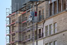 Gmach na rogu Solnego i Rynku w przebudowie na hotel, druga połowa lipca 2025