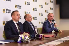 <p>Paweł Gancarz, Zygmunt Berdychowski, Jarosław Rabczenko na konferencji zapowiadającej Forum Ekonomiczne w Karpaczu 2025</p>