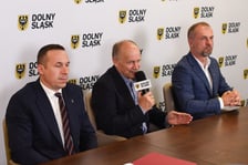 <p>Paweł Gancarz, Zygmunt Berdychowski, Jarosław Rabczenko na konferencji zapowiadającej Forum Ekonomiczne w Karpaczu 2025</p>