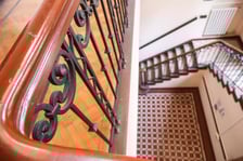 Neobarokowy gmach pod adresem Powstańców Śląskich 134-138, widok z roku 2025