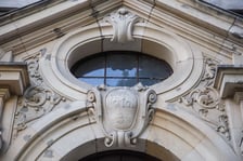 Neobarokowy gmach pod adresem Powstańców Śląskich 134-138, widok z roku 2025