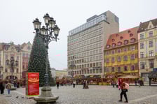 Gmach na rogu Solnego i Rynku w końcówce przebudowy na hotel, 2 grudnia 2025