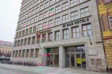 Gmach na rogu Solnego i Rynku w końcówce przebudowy na hotel, 2 grudnia 2025