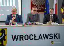 Od lewej strony siedzą: starosta Włodzimierz Chlebosz, wicestarosta Marcin Korytko i członek zarządu powiatu wrocławskiego Hieronim Kuryś