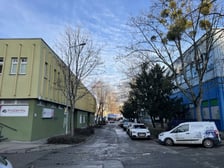 To są ostatnie miesiące znanego pawilonu „kwadraciak” przy ul. Komandorskiej 147 oraz budynku przy ul. Trwałej 7.