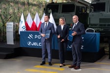 Ze strony Polskiej Grupa Zbrojeniowej S.A. umowę podpisał prezes zarządu Adam Leszkiewicz, a ze strony spółki Jelcz: prezes zarządu Mariusz Ptak oraz członek zarządu Małgorzata Węgłowska – Juskowiak