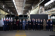 Polska Grupa Zbrojeniowa S.A. i JELCZ sp. z o.o. podpisały w czwartek, 5 marca 2026 roku Umowę Inwestycyjną dotyczącą projektu „Budowa nowej fabryki i zwiększenie zdolności produkcyjnych Jelcz sp. z o.o.”.