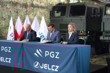 Ze strony Polskiej Grupa Zbrojeniowej S.A. umowę podpisał prezes zarządu Adam Leszkiewicz, a ze strony spółki Jelcz: prezes zarządu Mariusz Ptak oraz członek zarządu Małgorzata Węgłowska – Juskowiak