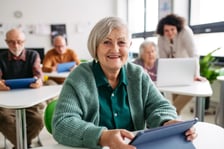 <h2>Emerytura. Co jest niezbędne?</h2>
<p>- Jeśli nie mamy wszystkich dokument&oacute;w to trzeba sprawdzić czy zakład pracy jeszcze istnieje. Jeśli nie, to na podstawie chociażby pism, wpis&oacute;w w książeczkowych dowodach osobistych wydawanych do końca 2000 roku czy legitymacji ubezpieczeniowej warto ustalić dokładną nazwę i adres ostatniej siedziby. To podstawa, żeby rozpocząć poszukiwania w archiwach i instytucjach komercyjnych przechowujących dokumentację osobową i płacową &ndash; wyjaśnia Iwona Kowalska-Matis, regionalny rzecznik prasowy ZUS na Dolnym Śląsku.</p>