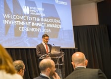 Przedstawiciele firm AIRA i Mercedes-Benz z nagrodami w Cannes.