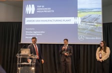 Przedstawiciele firm AIRA i Mercedes-Benz z nagrodami w Cannes.