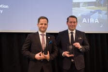 Przedstawiciele firm AIRA i Mercedes-Benz z nagrodami w Cannes.